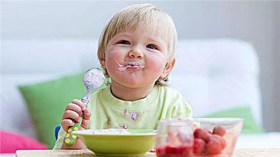 如何讓孩子學會自己吃飯？爸爸媽媽可以這樣做！