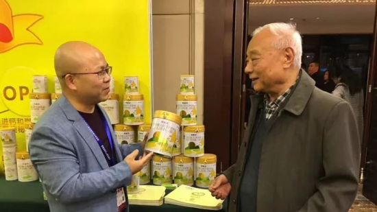 國家有關部門領導蒞臨“中國母嬰產(chǎn)業(yè)創(chuàng)新聯(lián)盟”羊奶粉“優(yōu)選品牌”【歐能達】展位參觀和指導工作！